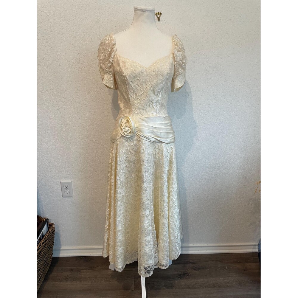 Vintage 1980s Made in USA Ivory White Lace Dress Lined Size 8